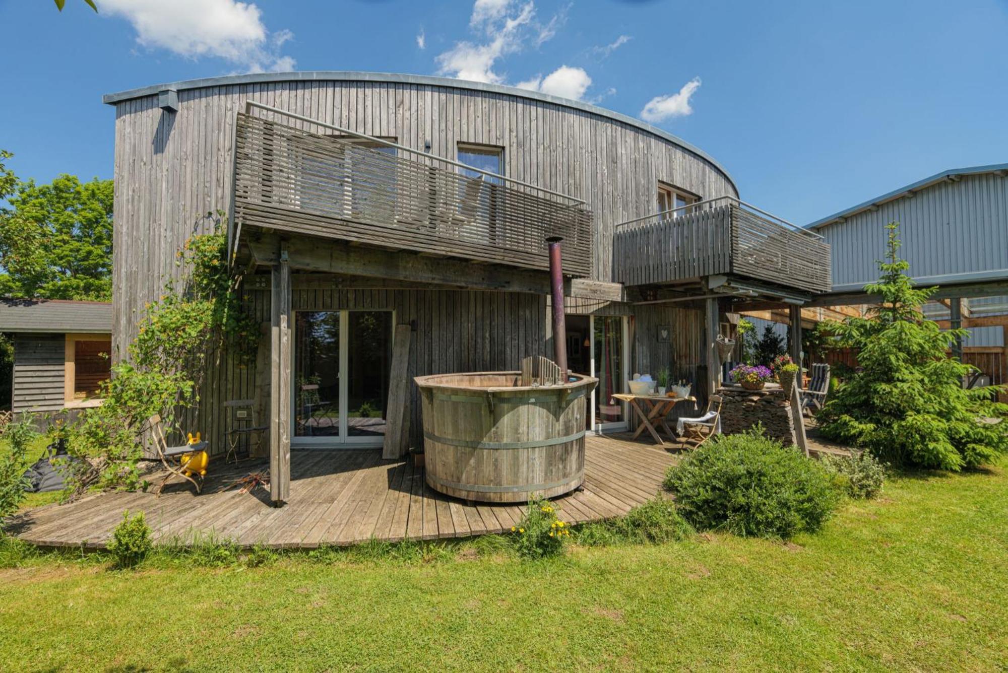Ferienhaus Dornstetten: Sonniges Design Haus: Kamin, Sauna, Hot Pot, Zaun view 2