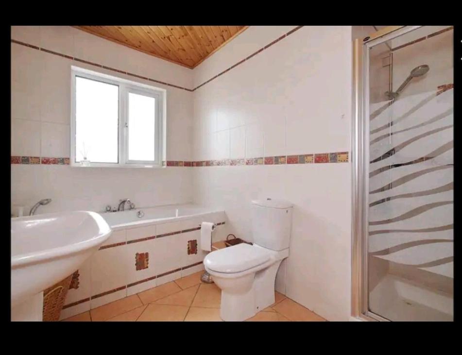 Scrabo View - King Bedroom with private bathroom view 5