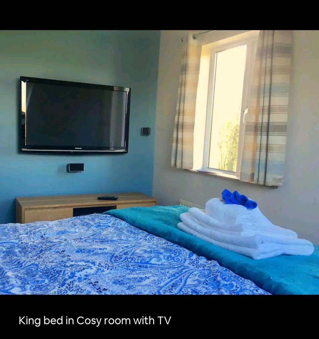 Scrabo View - King Bedroom with private bathroom view 2