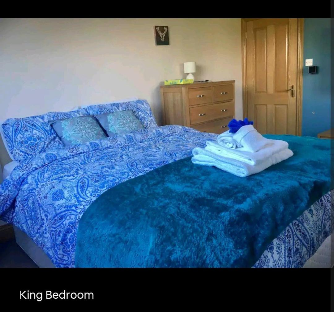 Scrabo View - King Bedroom with private bathroom view 4