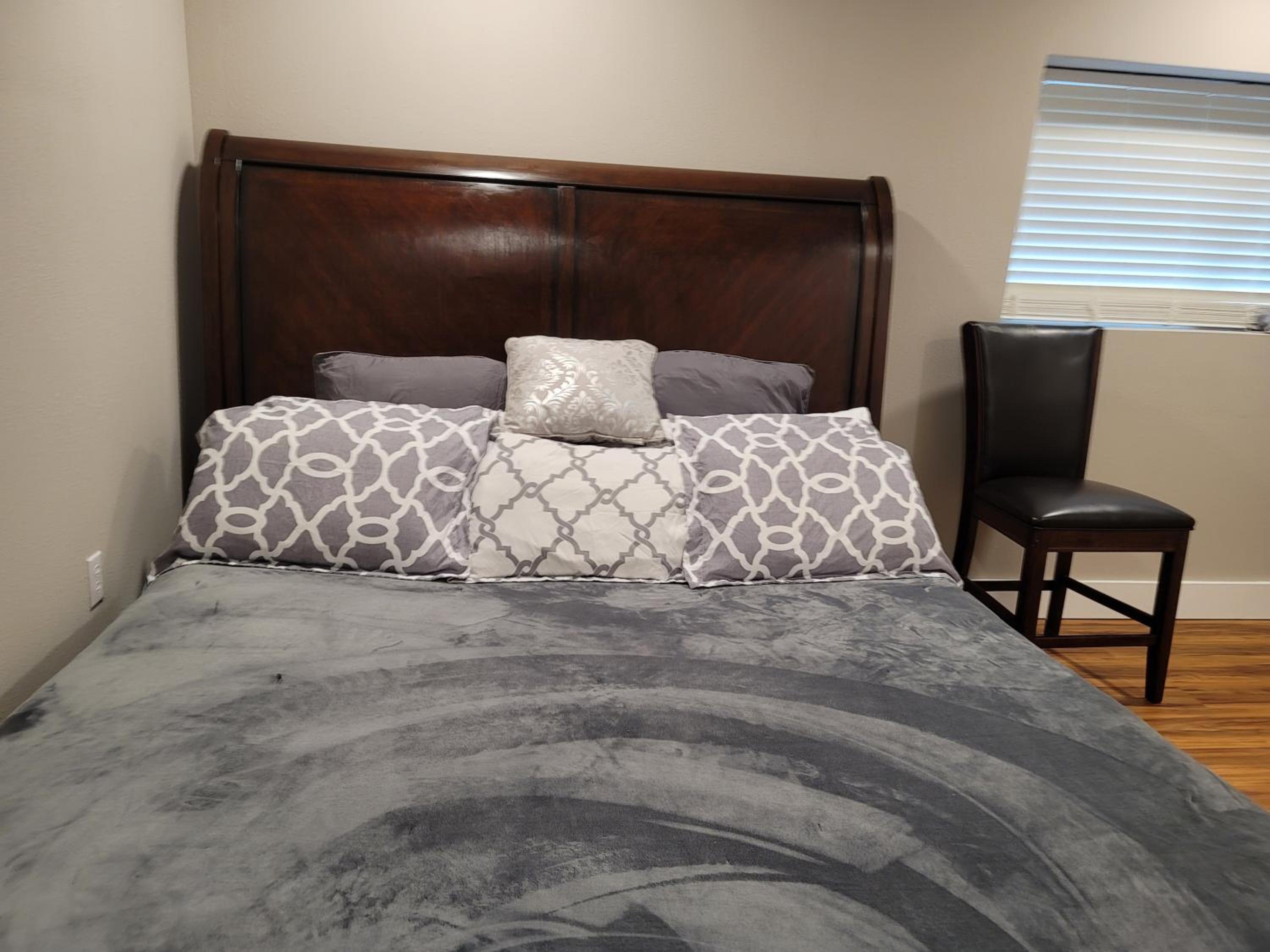 Great large home,8 min from Downtown view 3