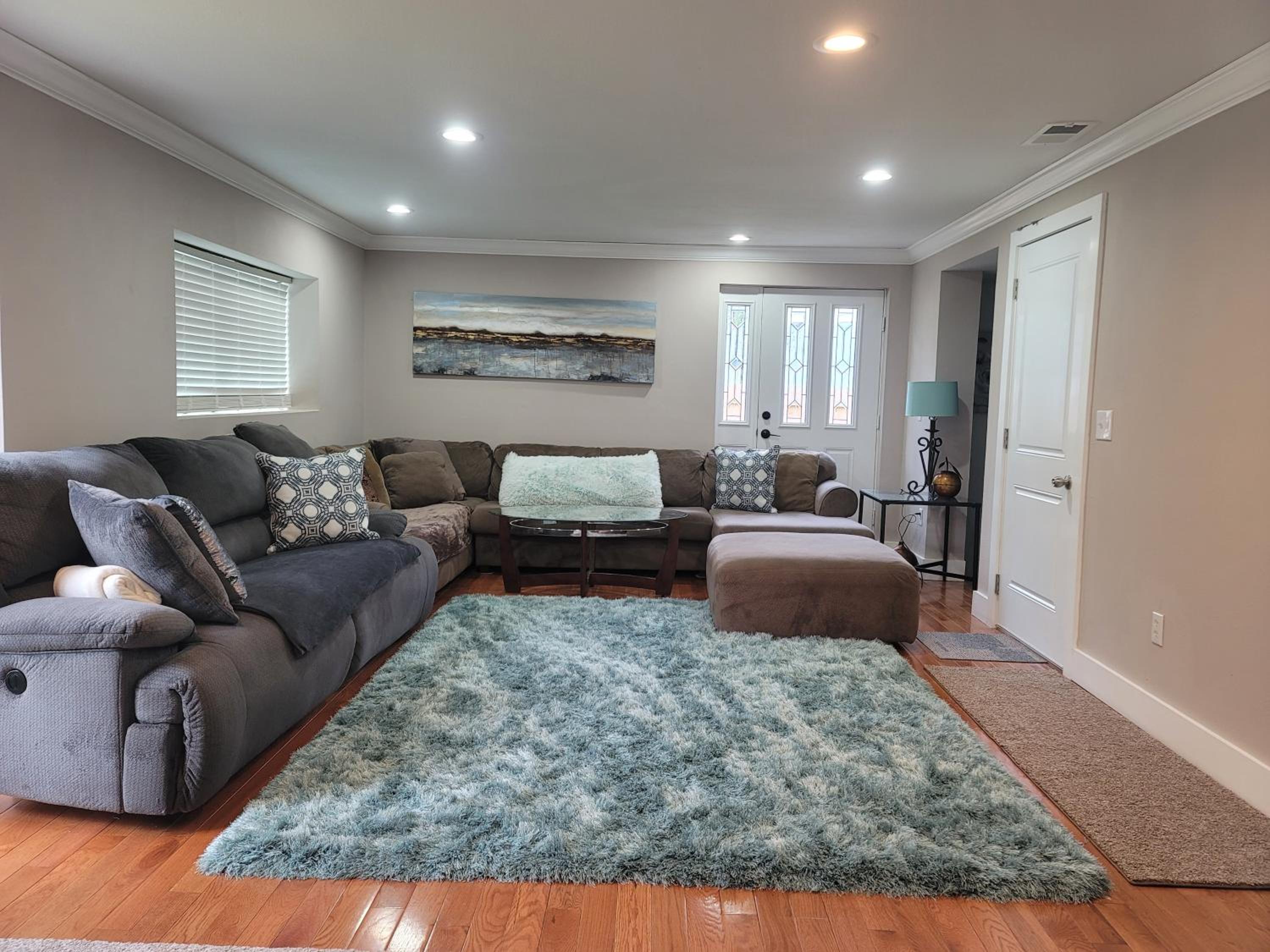 Great large home,8 min from Downtown view 4