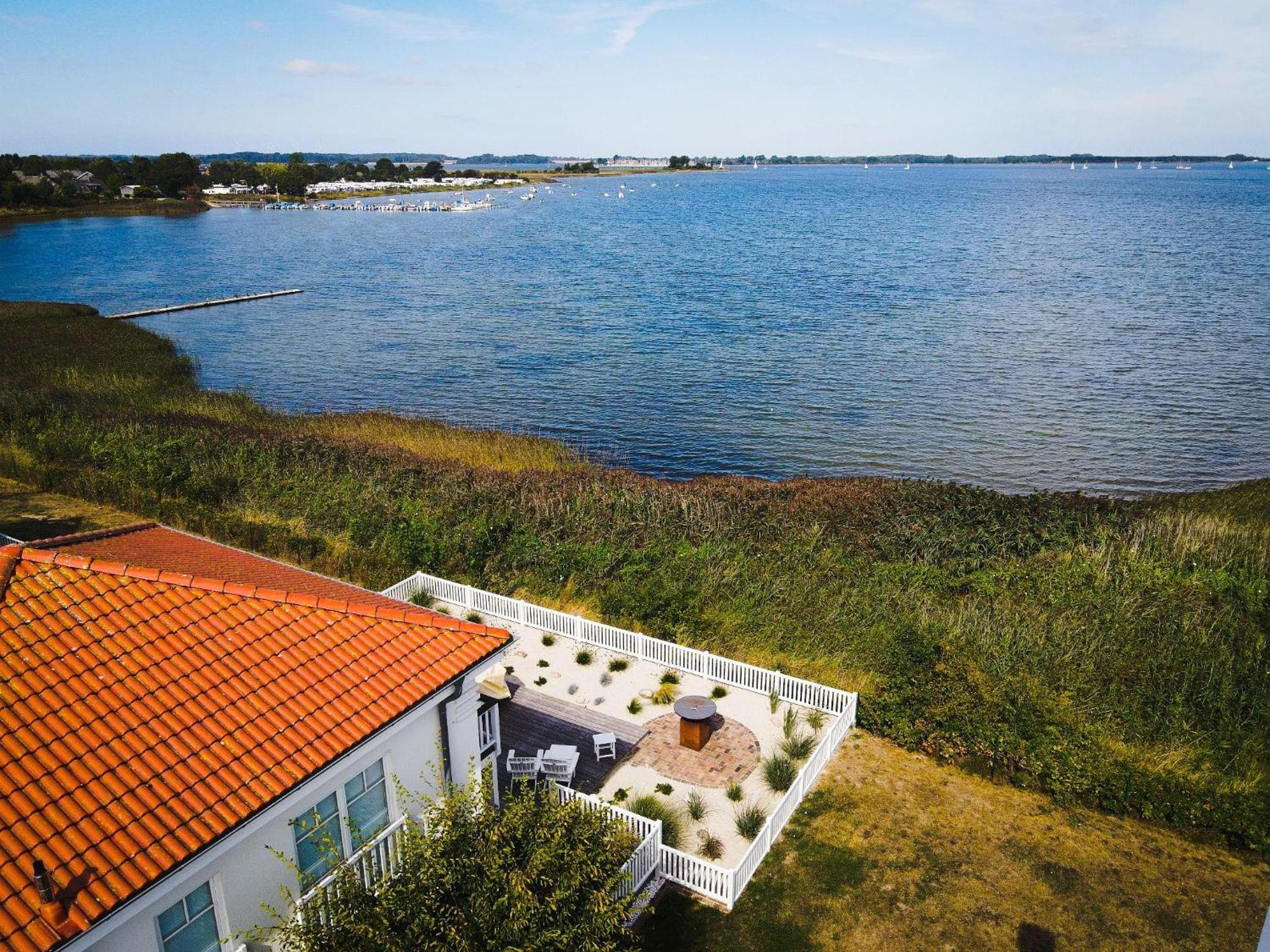 Ferienhaus-Sliminde-by-Seeblick-Ferien-direkte-Wasserlage-E-Ladesaeule-Sauna