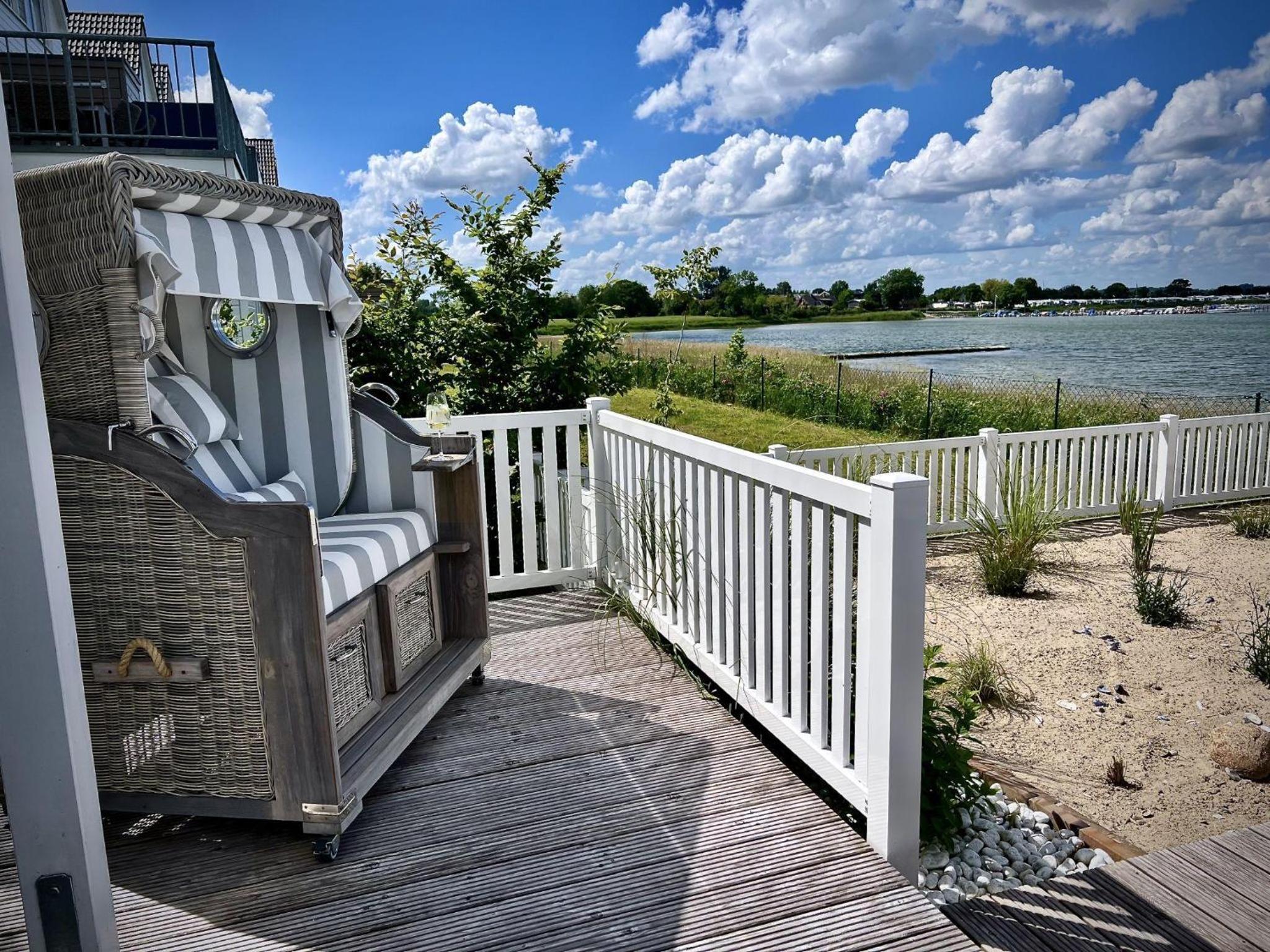 Ferienhaus-Sliminde-by-Seeblick-Ferien-direkte-Wasserlage-E-Ladesaeule-Sauna