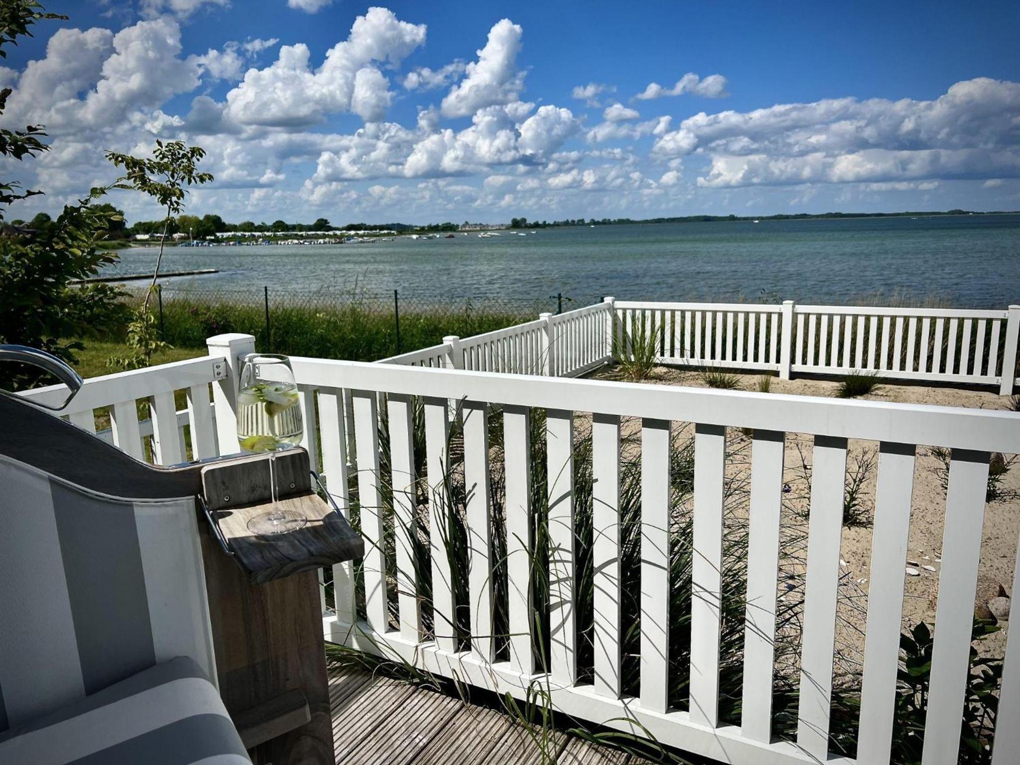 Ferienhaus-Sliminde-by-Seeblick-Ferien-direkte-Wasserlage-E-Ladesaeule-Sauna