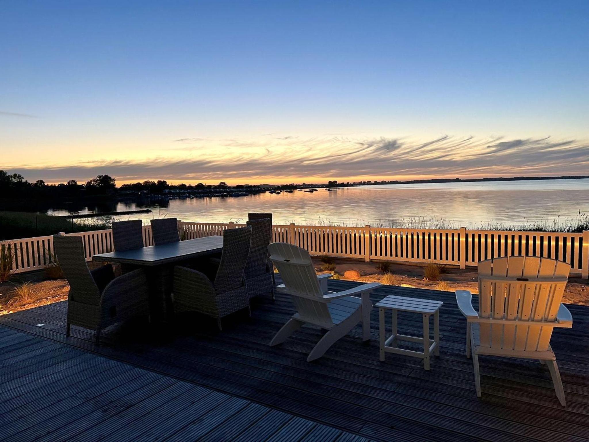 Ferienhaus-Sliminde-by-Seeblick-Ferien-direkte-Wasserlage-E-Ladesaeule-Sauna