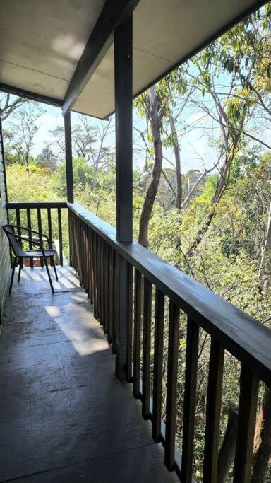 The Black Cockatoo - Secret Garden Treetops Home