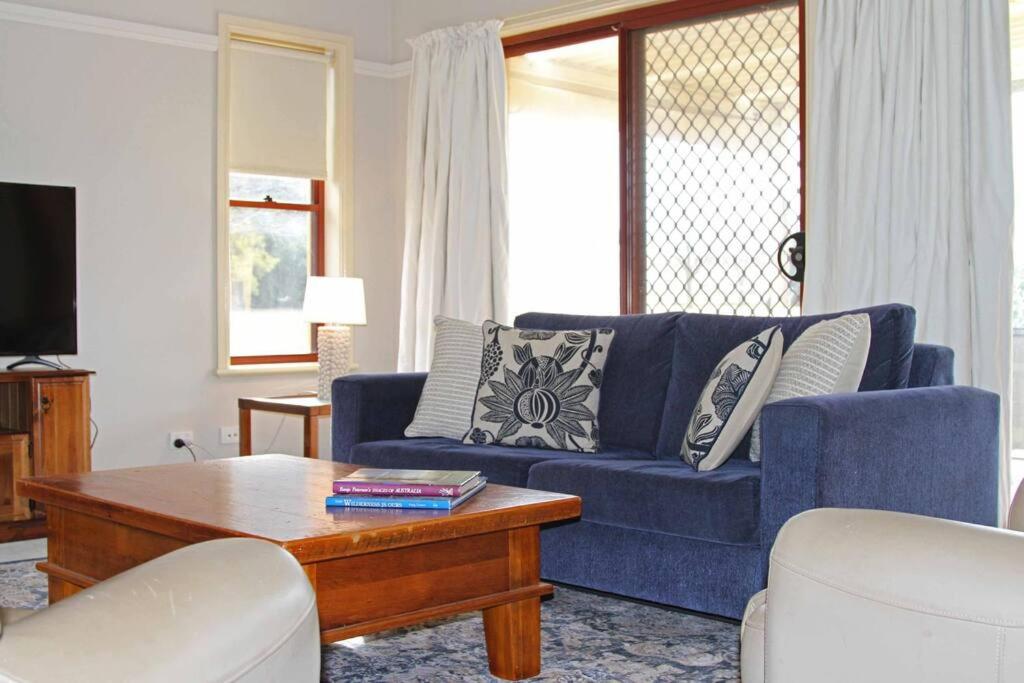 Topsys Corner - large rural house near Orange