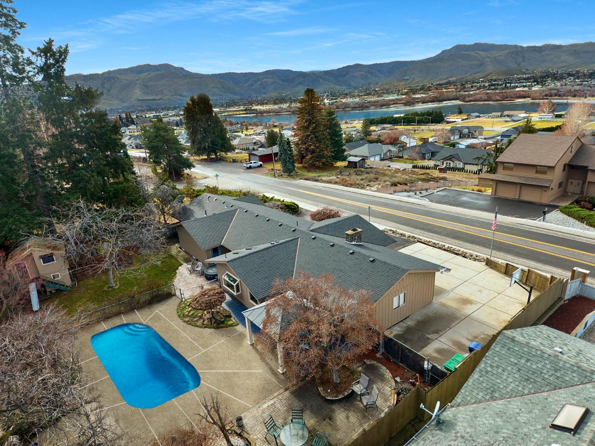 East Wenatchee Oasis 4BR, Pool, Hot Tub, Loop Trail
