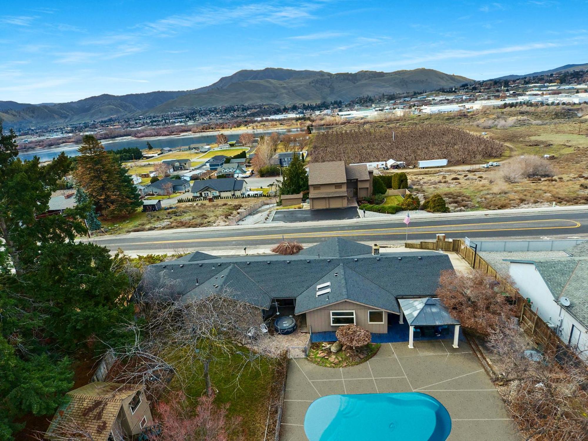 East Wenatchee Oasis 4BR, Pool, Hot Tub, Loop Trail