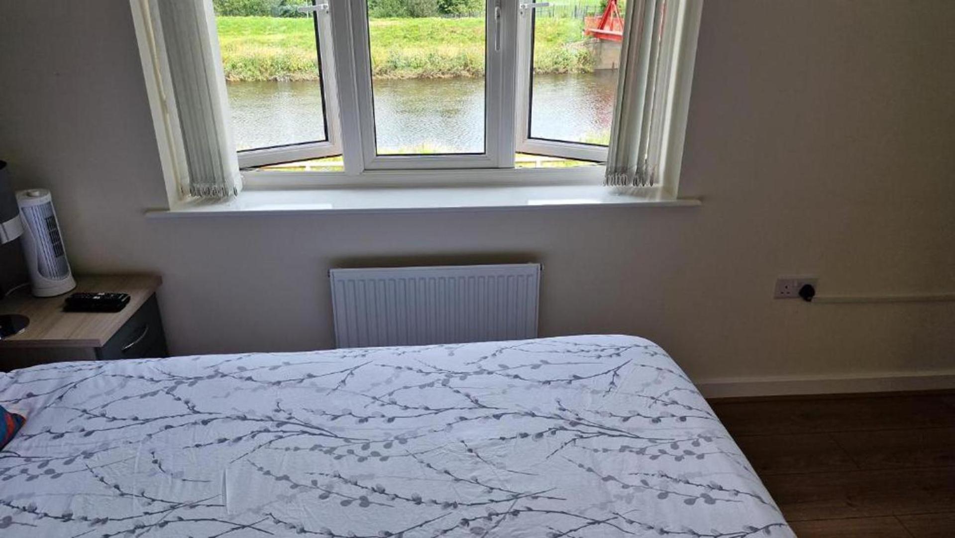 Stunning 2-Bed House in Manchester with canal view photo 4