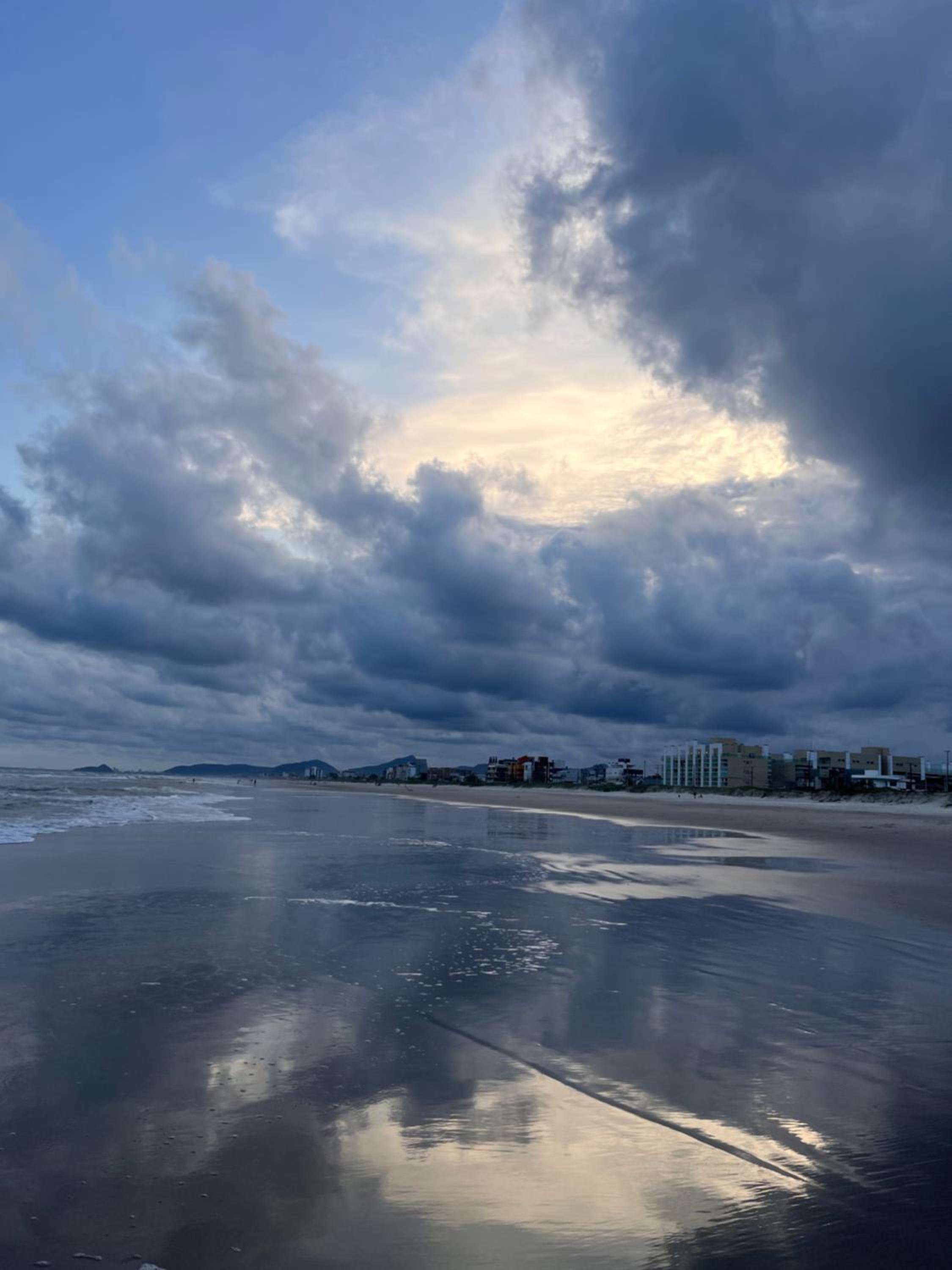 Lindo Studio Matinhos Prédio na beira mar.