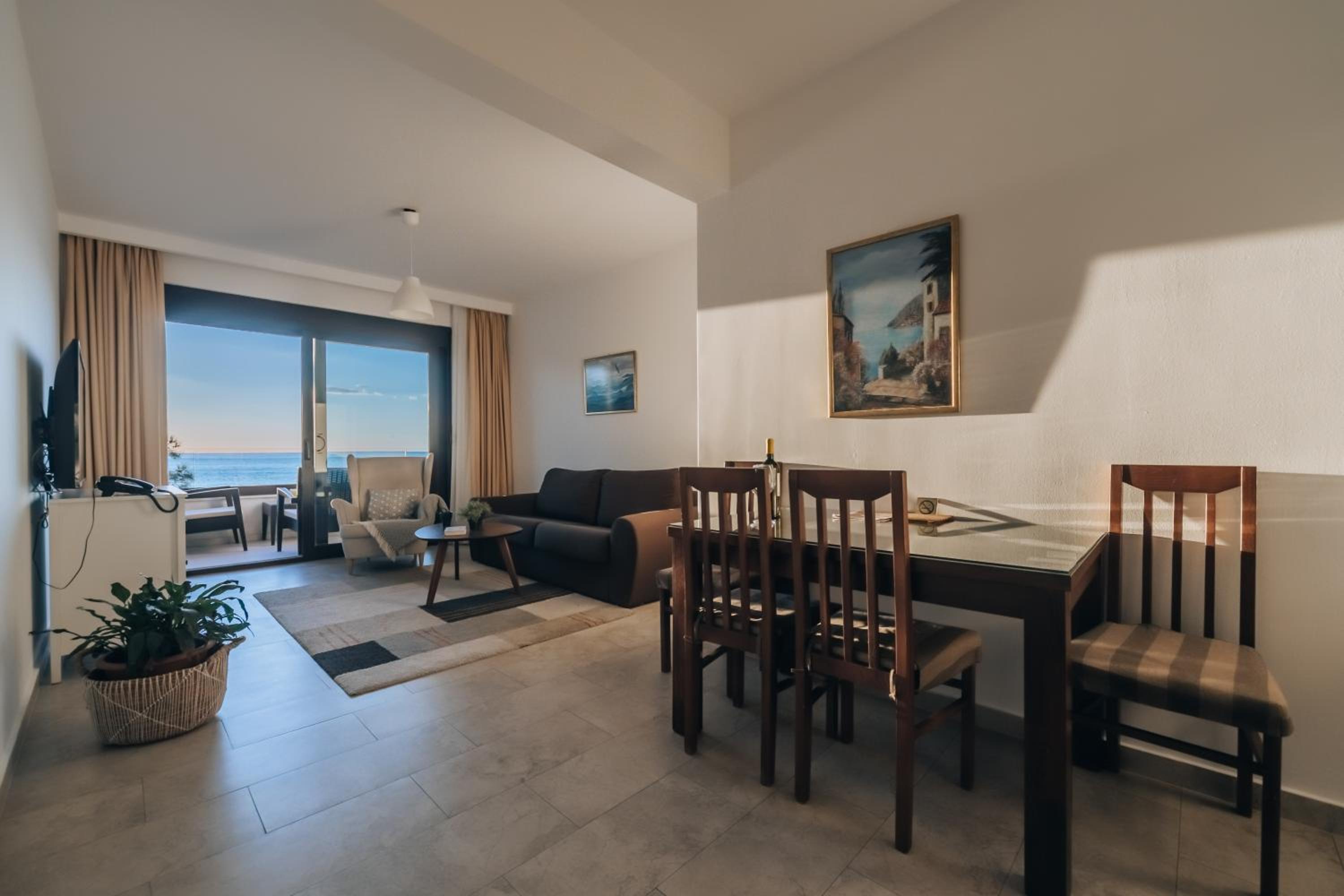 Apartments Kuce Lekovica Beach & snack bar- Bistro