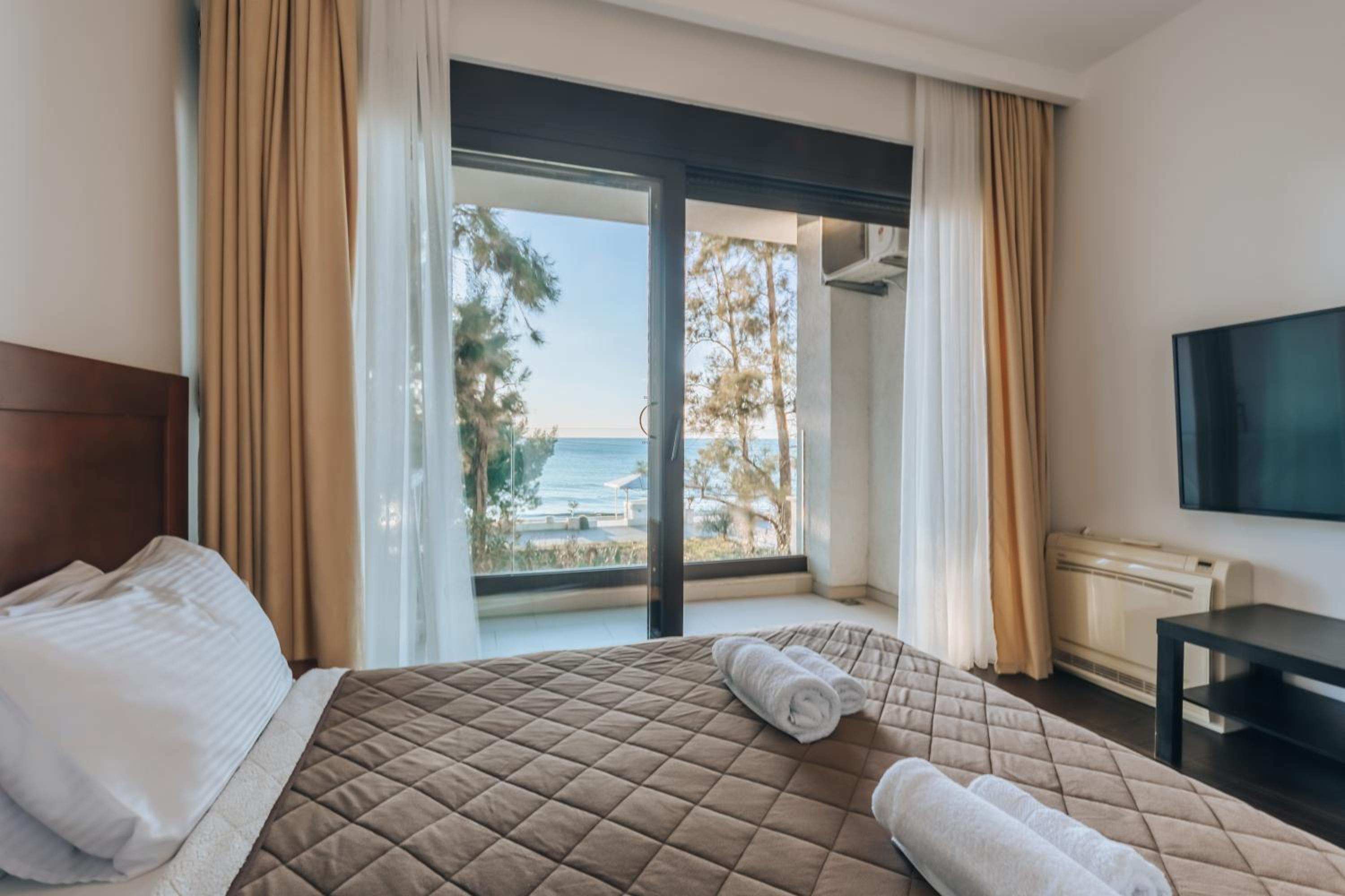 Apartments Kuce Lekovica Beach & snack bar- Bistro
