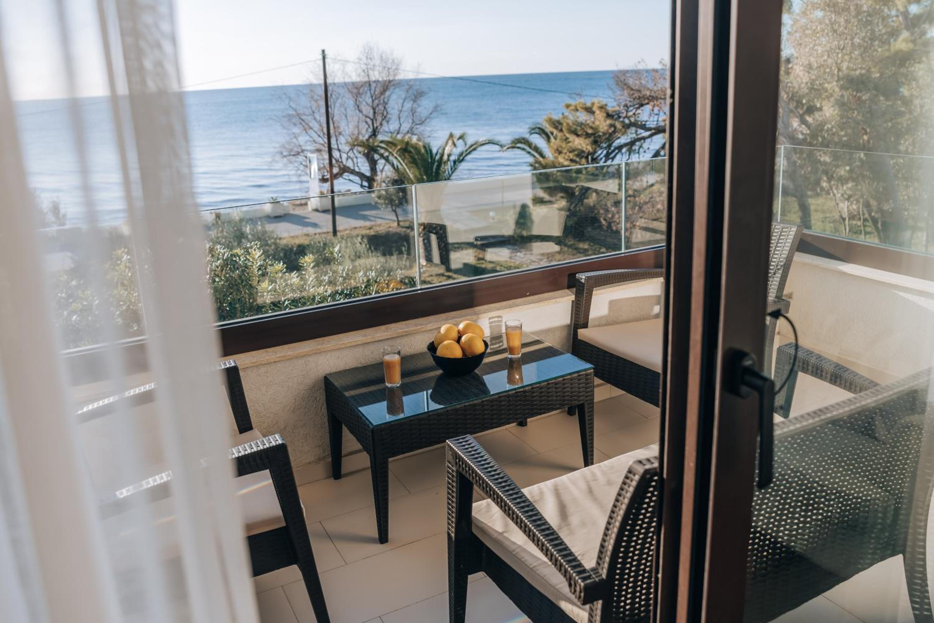Apartments Kuce Lekovica Beach & snack bar- Bistro