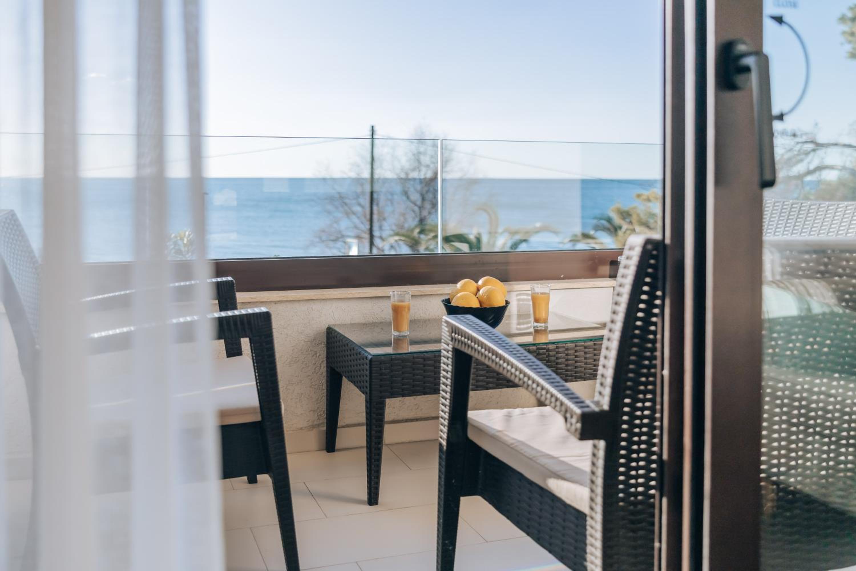Apartments Kuce Lekovica Beach & snack bar- Bistro