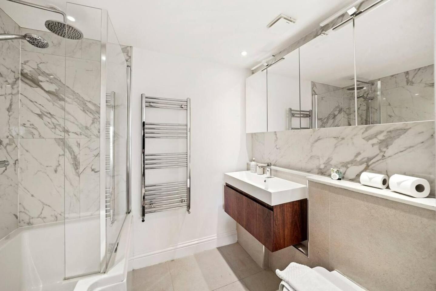 Large 2 Bed Apartment with High Rise view London Canary Wharf