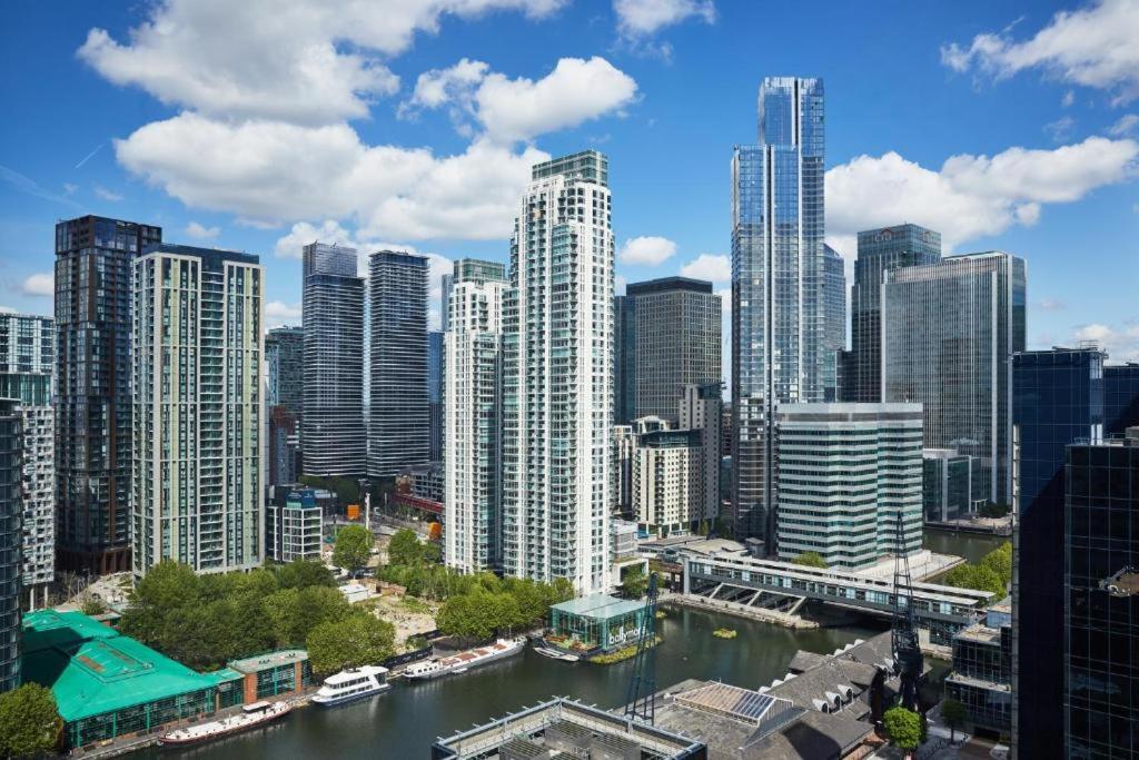 Large 2 Bed Apartment with High Rise view London Canary Wharf