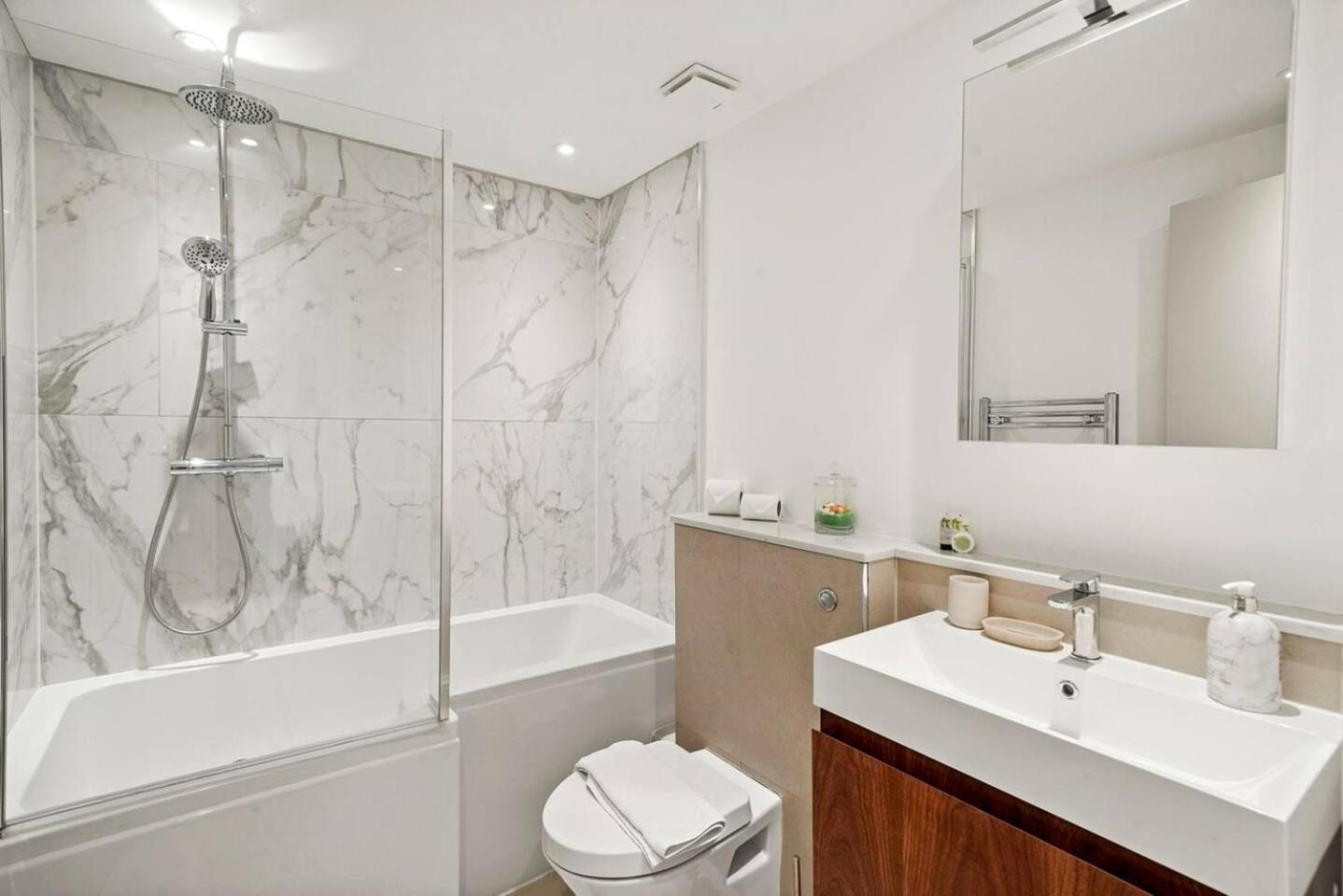 Large 2 Bed Apartment with High Rise view London Canary Wharf