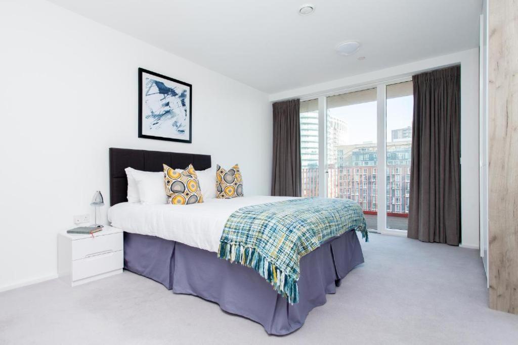 Large 2 Bed Apartment with High Rise view London Canary Wharf