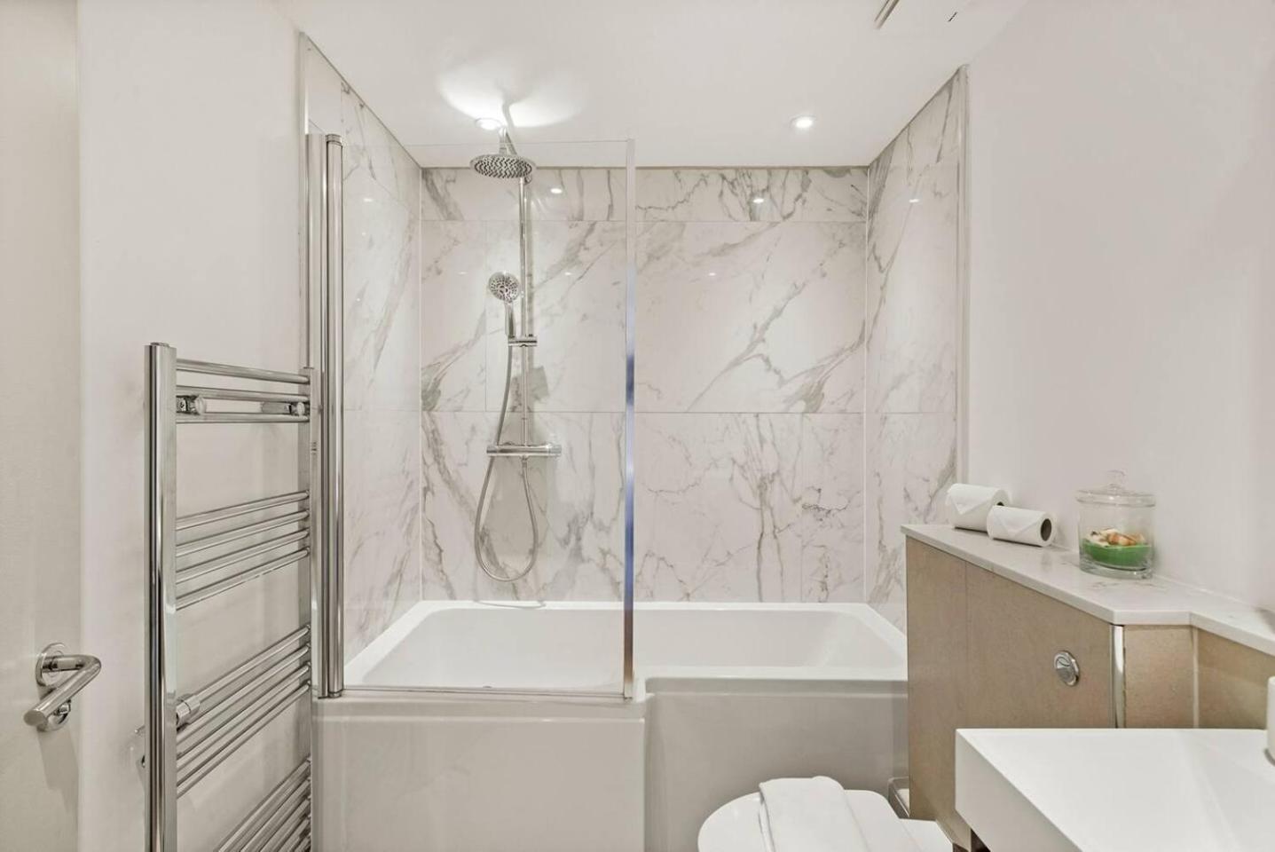 Large 2 Bed Apartment with High Rise view London Canary Wharf
