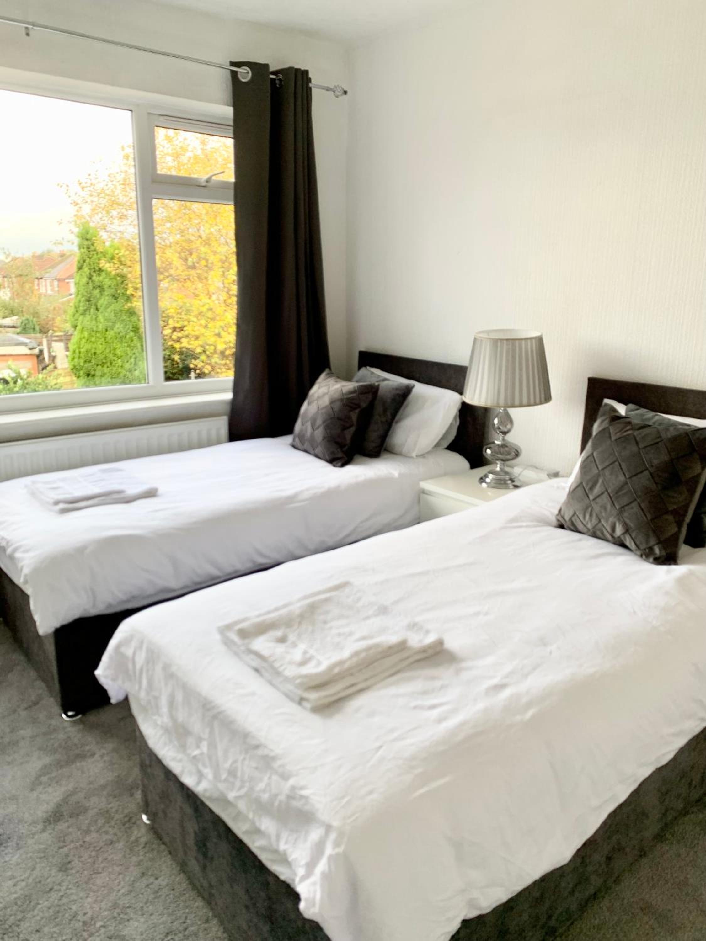 Immaculate 3-Bed Travel nest unavailable photo 3