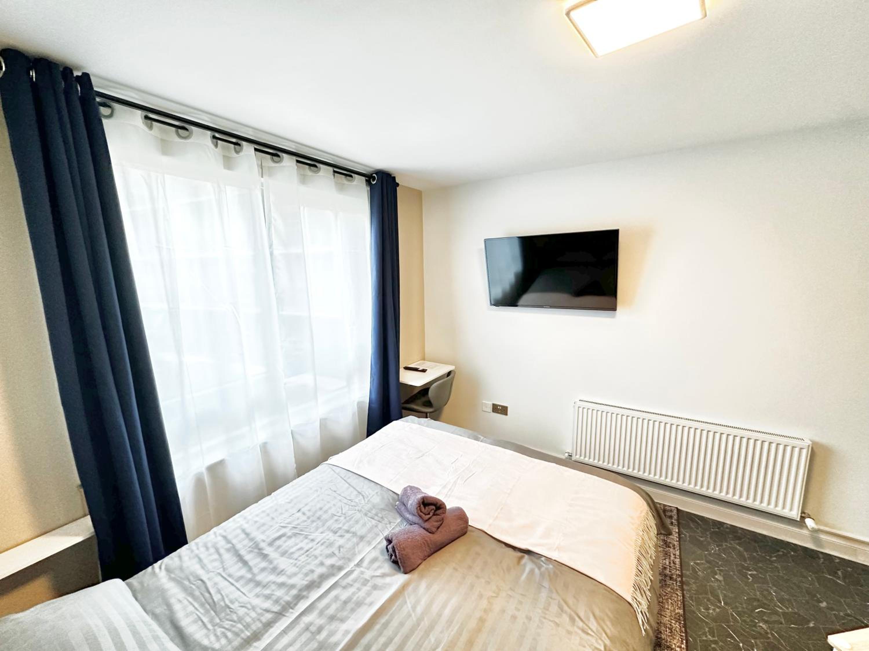 Stylish 2-Bedroom Modern Apt, 15-mins to Airport, DCU, City Centre