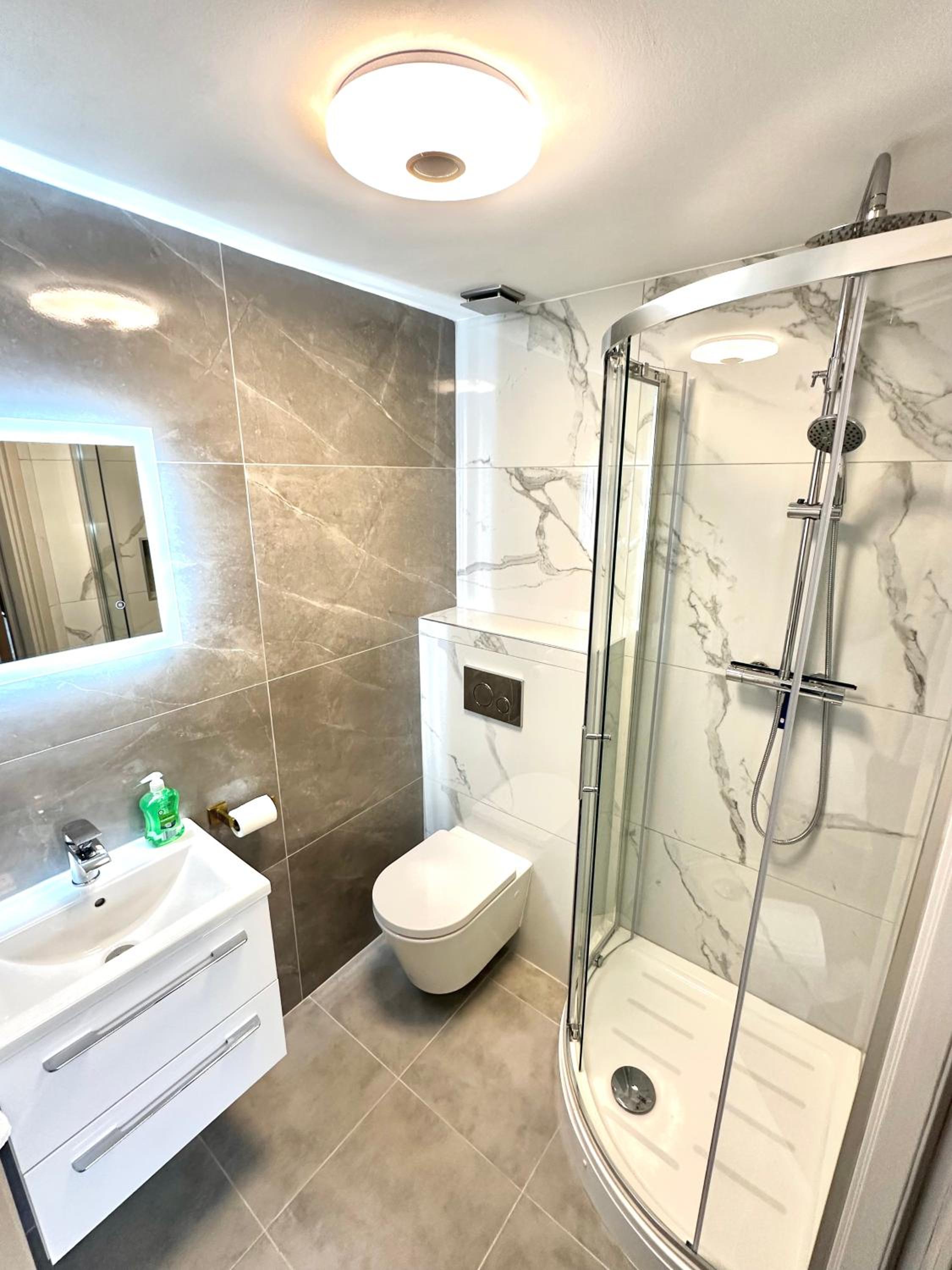 Stylish 2-Bedroom Modern Apt, 15-mins to Airport, DCU, City Centre