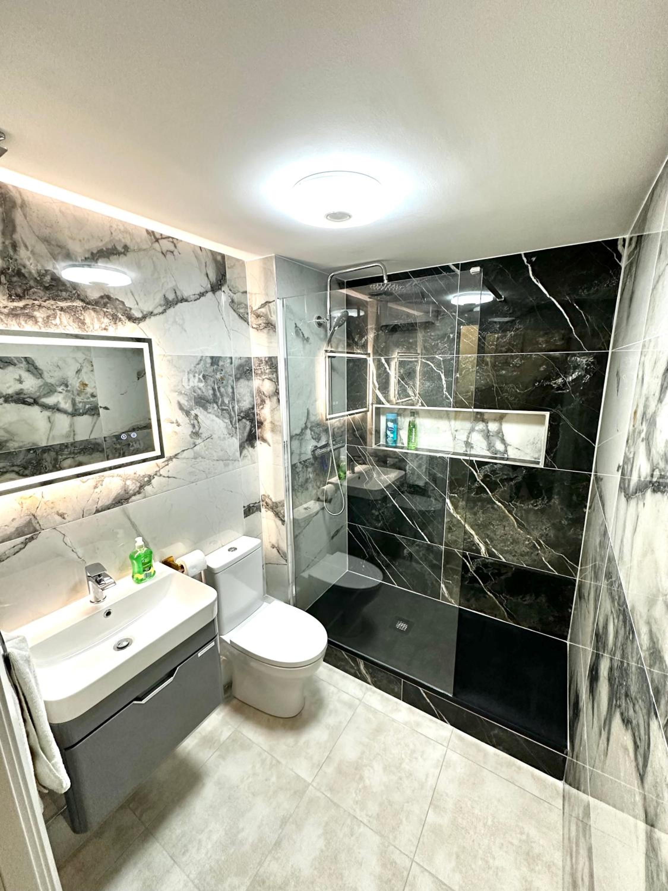 Stylish 2-Bedroom Modern Apt, 15-mins to Airport, DCU, City Centre