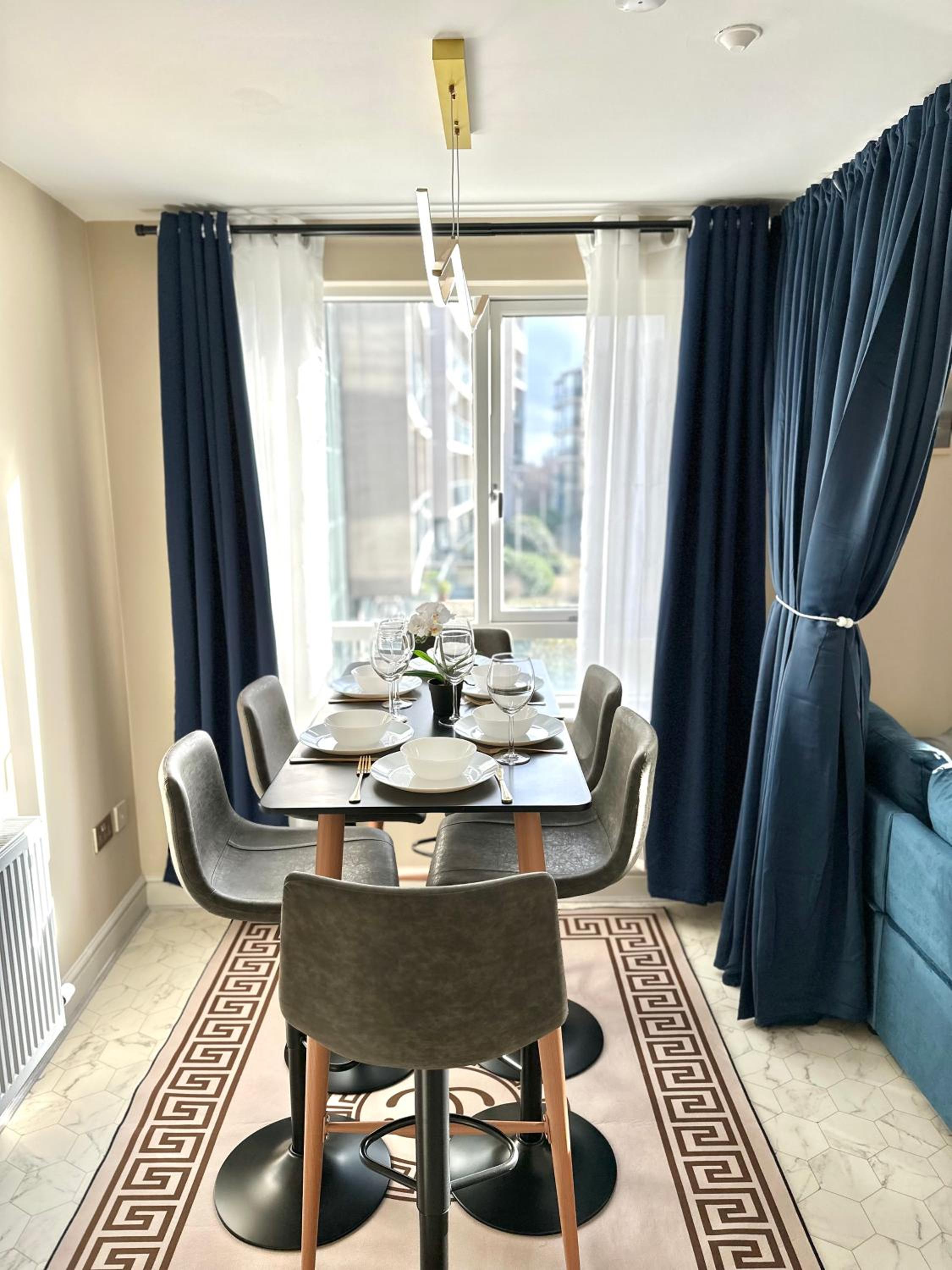 Stylish 2-Bedroom Modern Apt, 15-mins to Airport, DCU, City Centre