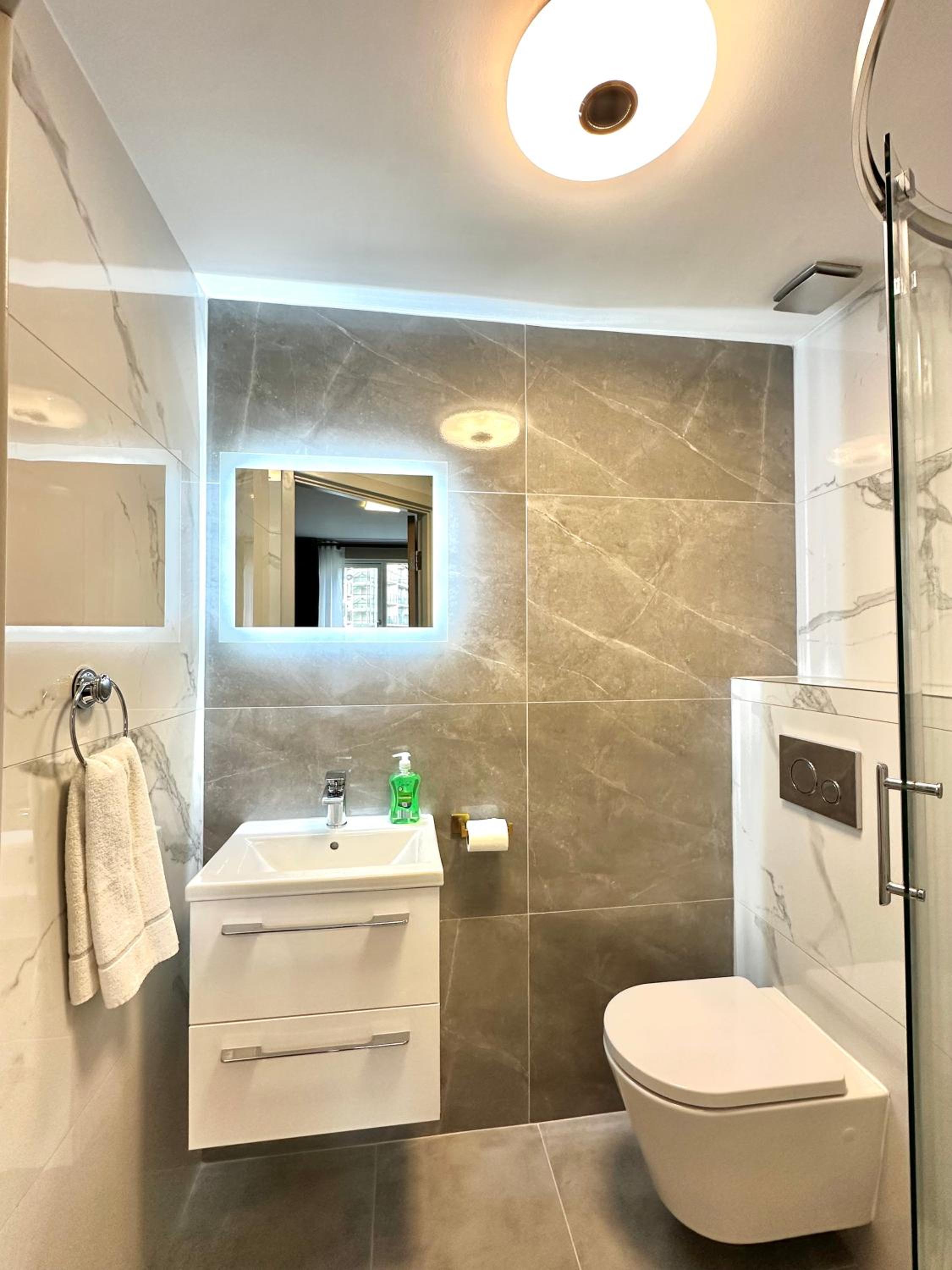 Stylish 2-Bedroom Modern Apt, 15-mins to Airport, DCU, City Centre