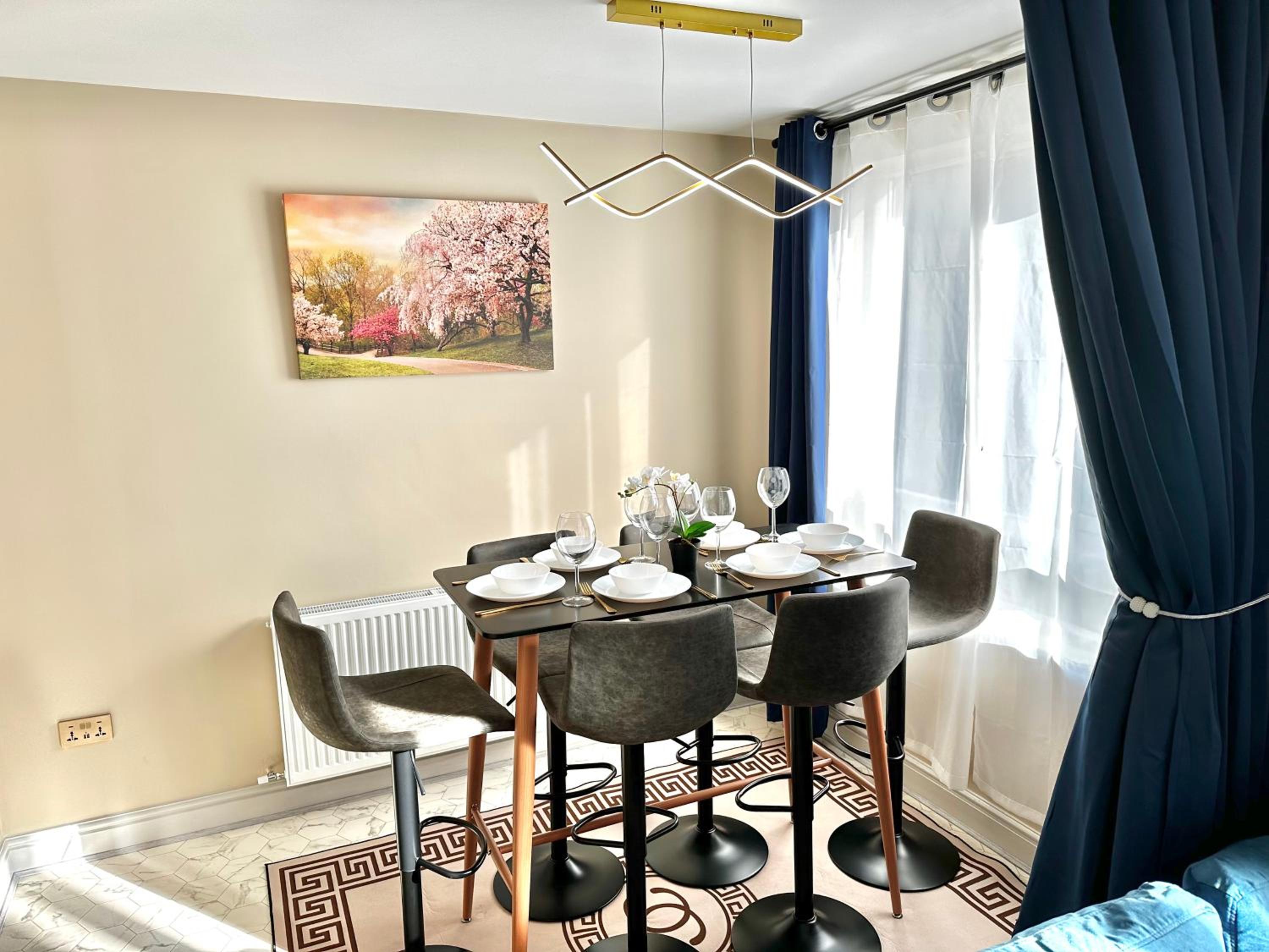Stylish 2-Bedroom Modern Apt, 15-mins to Airport, DCU, City Centre