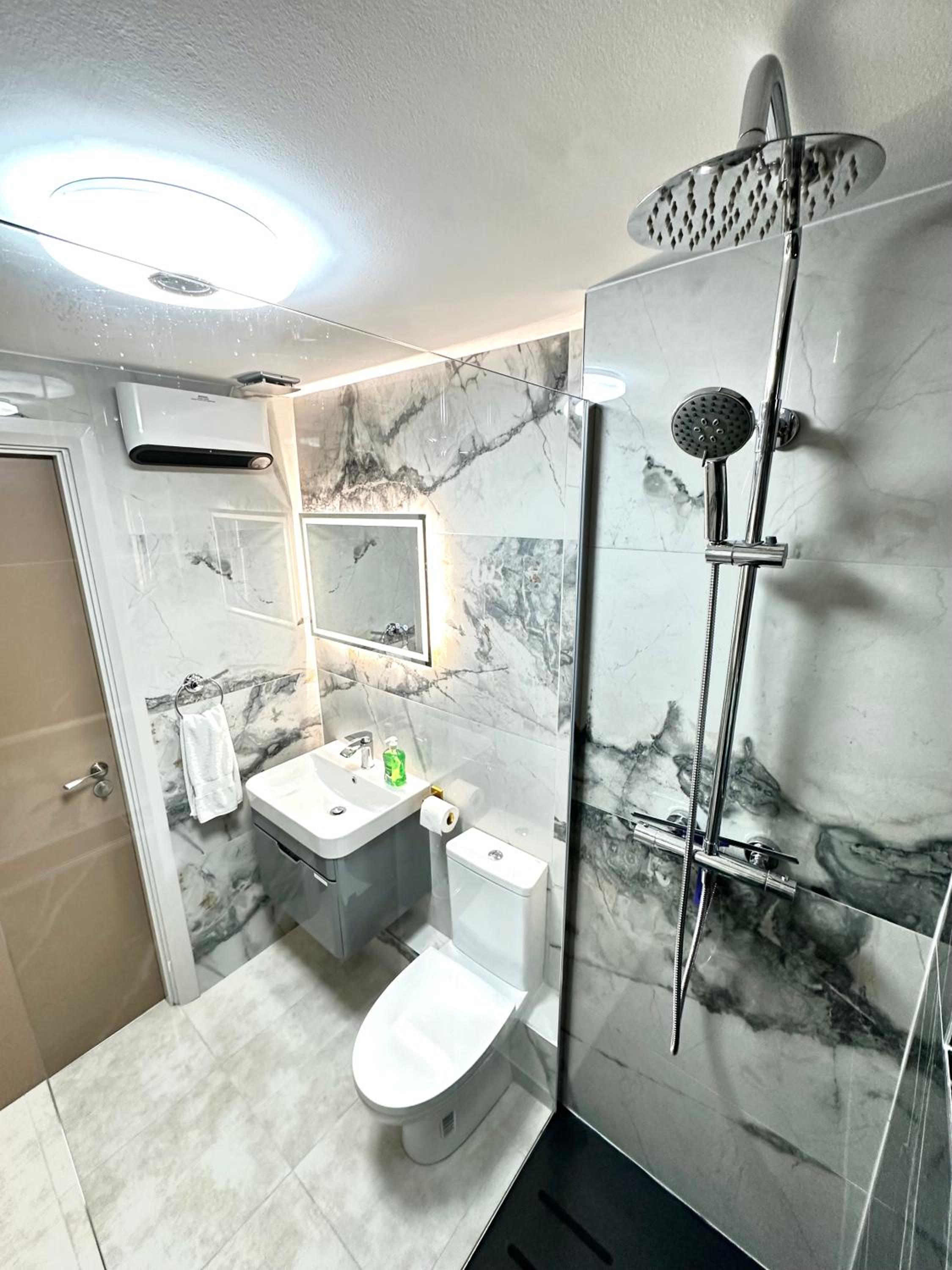 Stylish 2-Bedroom Modern Apt, 15-mins to Airport, DCU, City Centre