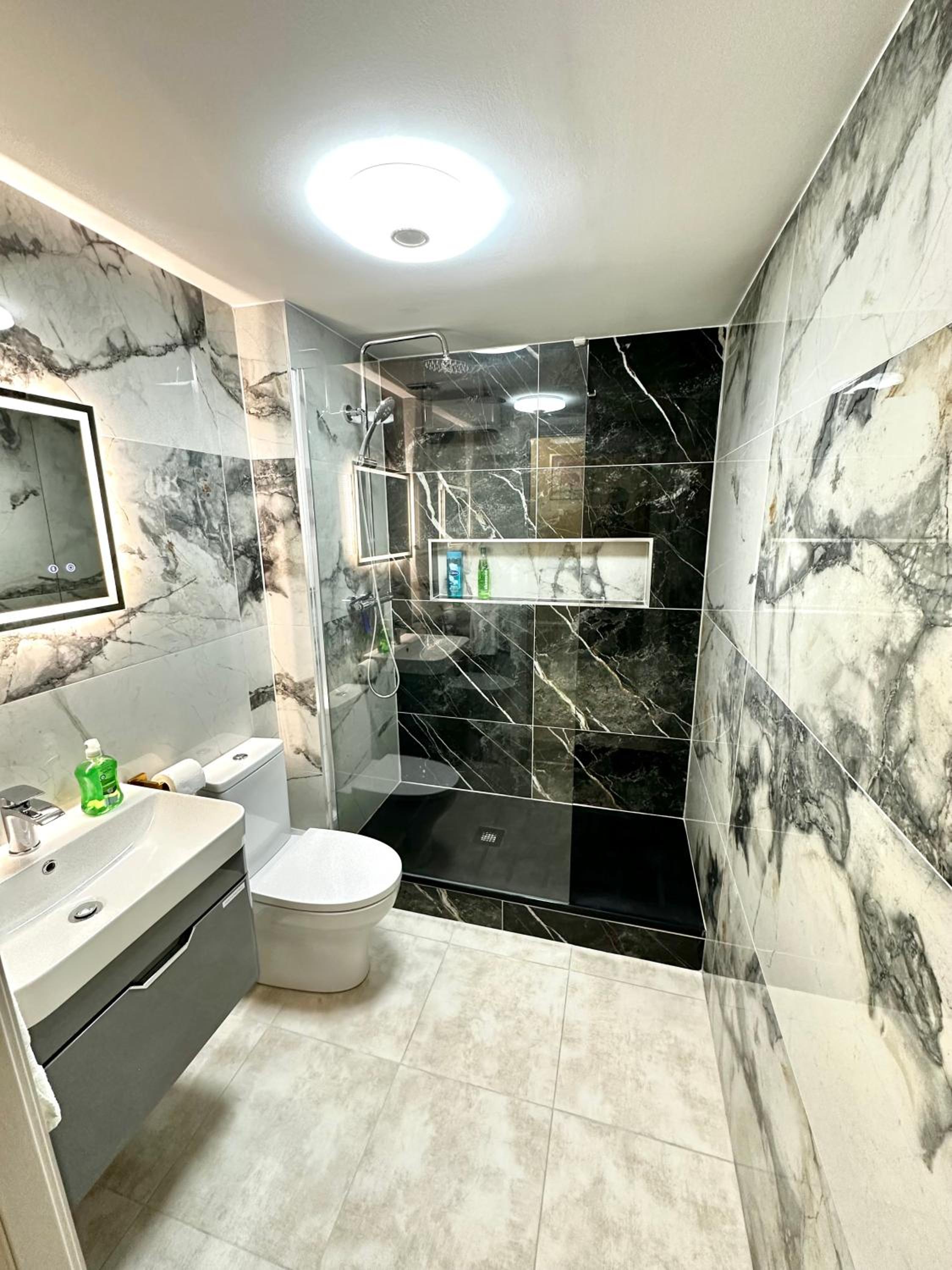 Stylish 2-Bedroom Modern Apt, 15-mins to Airport, DCU, City Centre