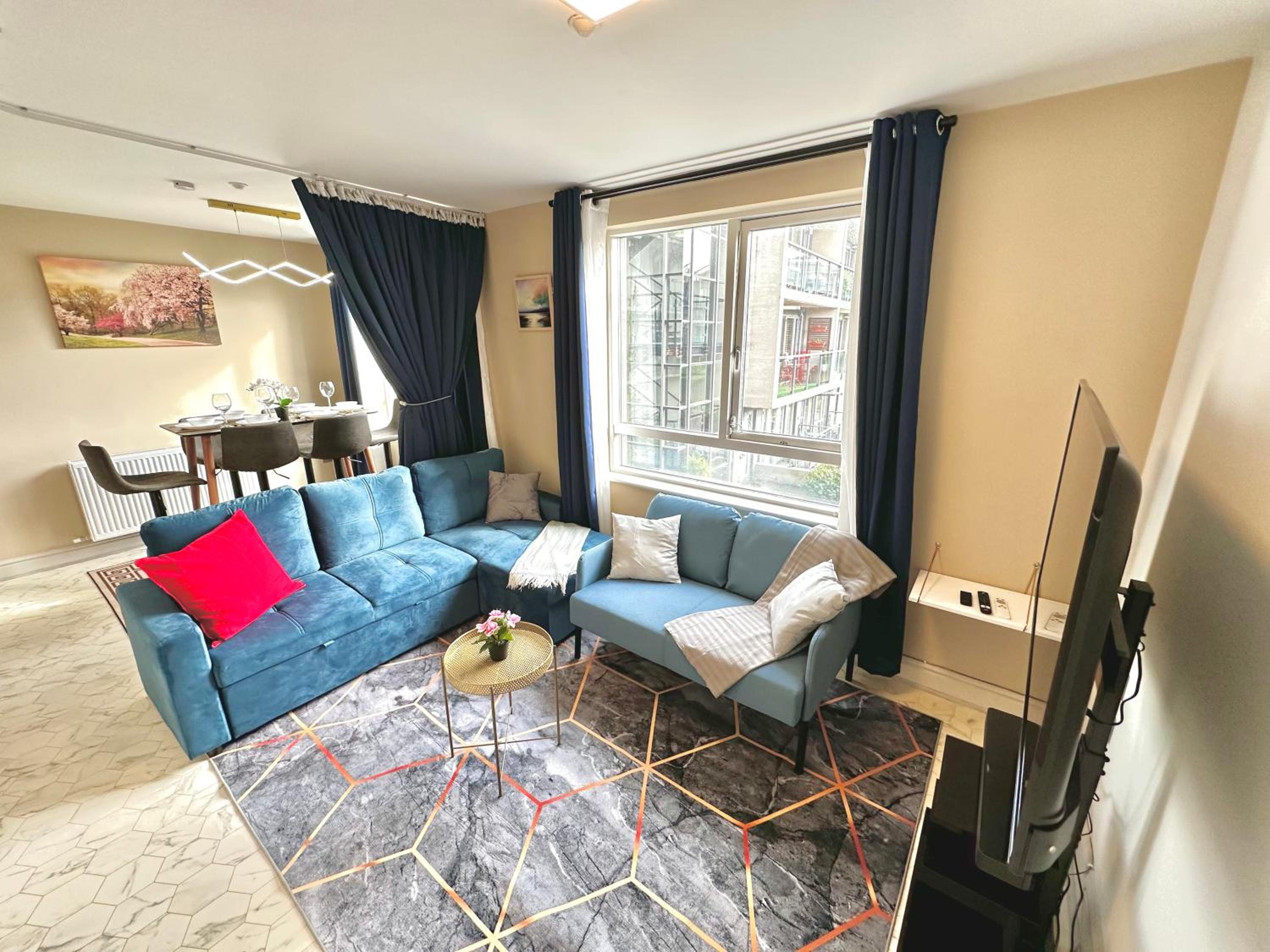 Stylish 2-Bedroom Modern Apt, 15-mins to Airport, DCU, City Centre