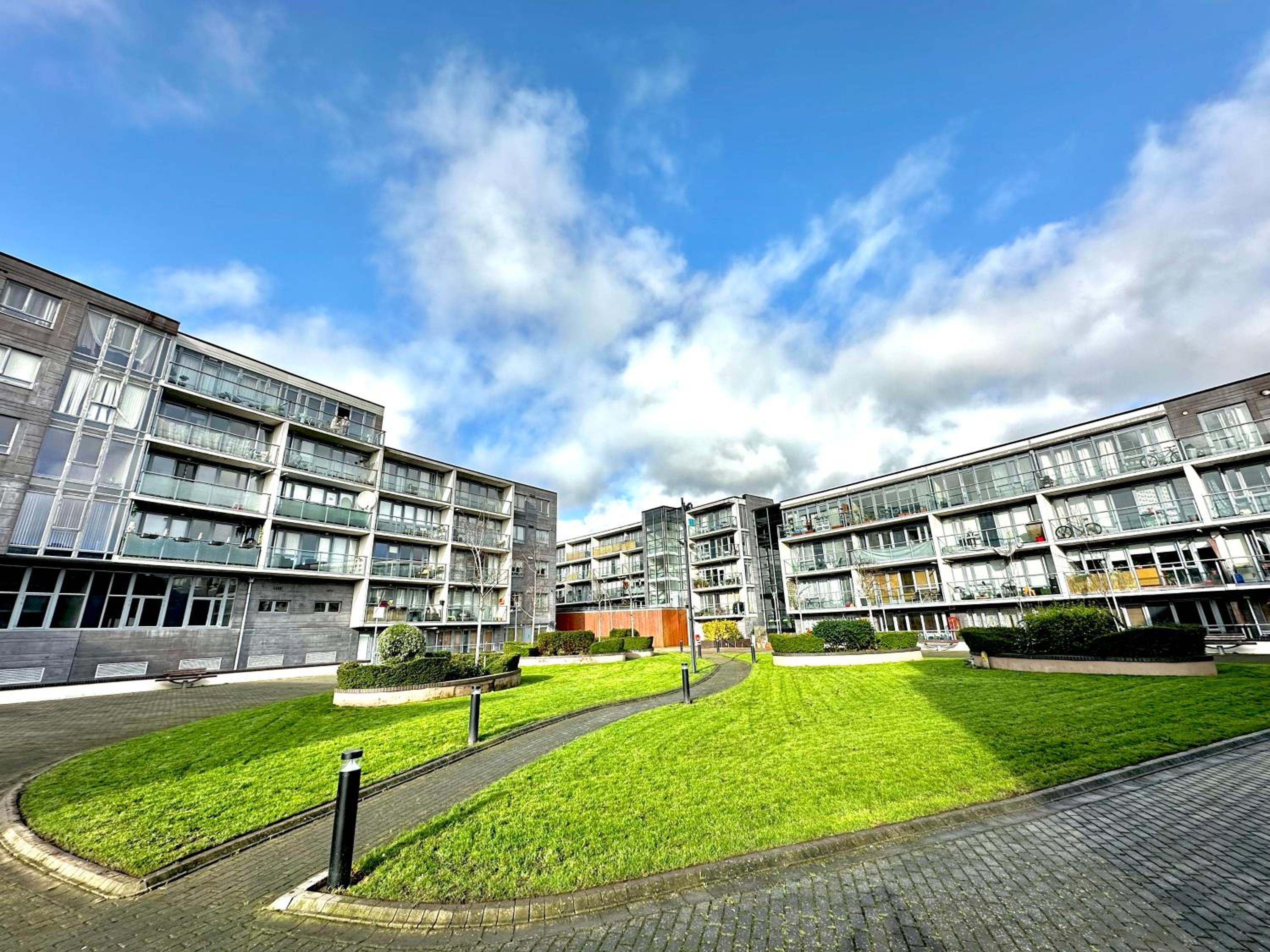 Stylish 2-Bedroom Modern Apt, 15-mins to Airport, DCU, City Centre