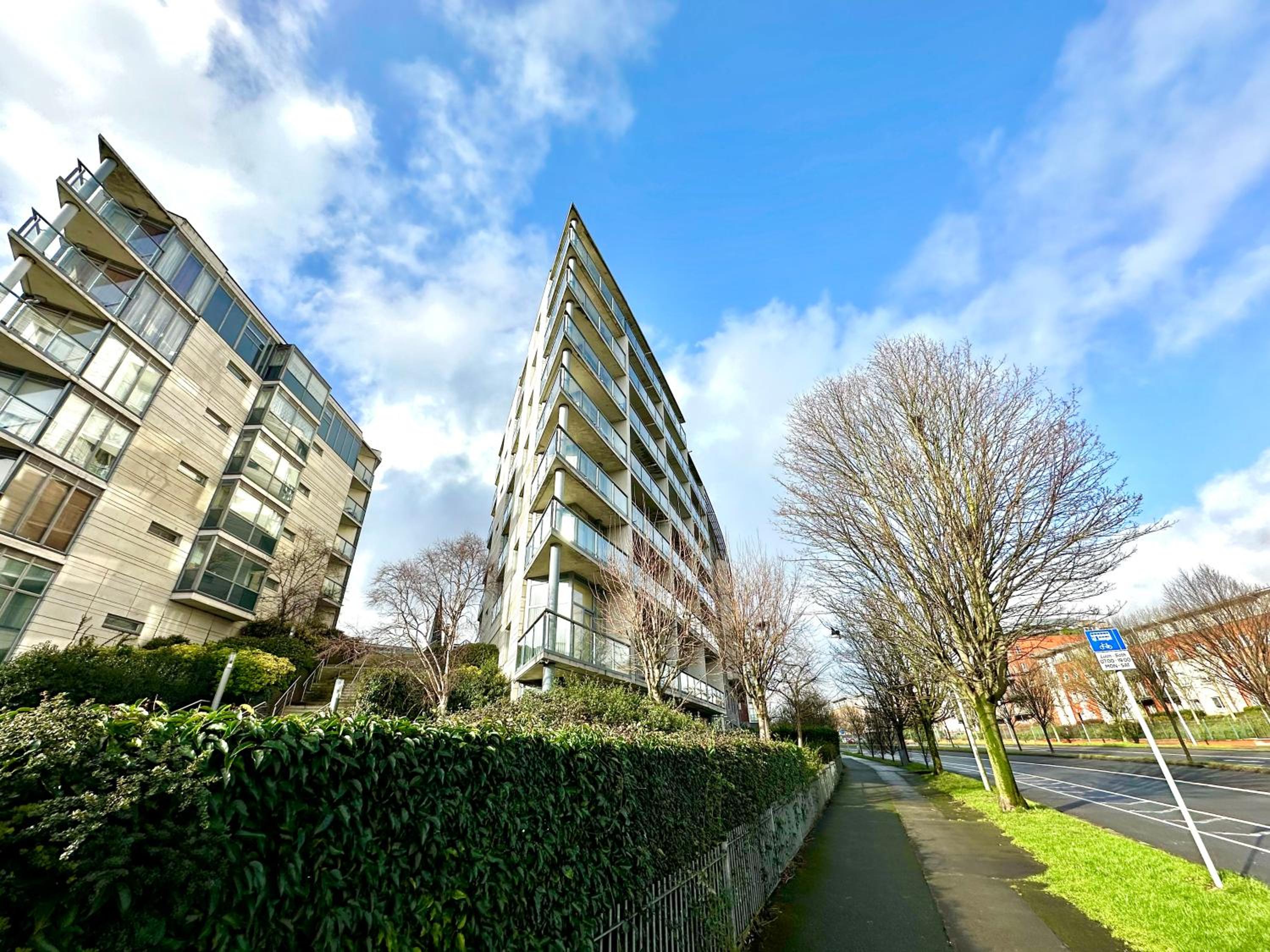 Stylish 2-Bedroom Modern Apt, 15-mins to Airport, DCU, City Centre