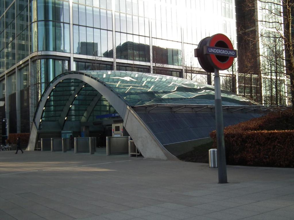 Large 2 Bed Apartment with High Rise view London Canary Wharf