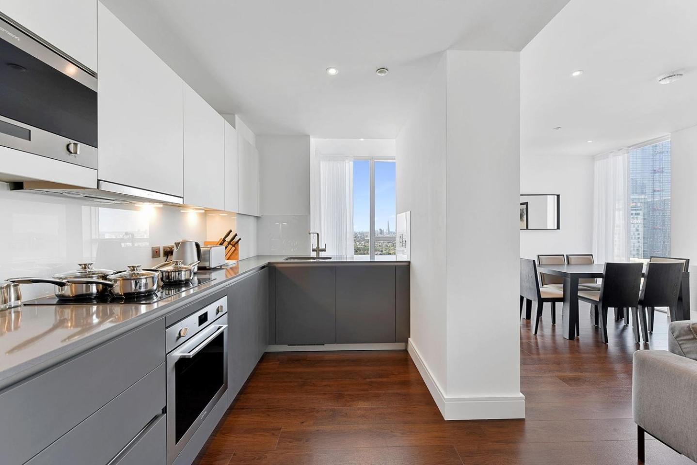 Large 2 Bed Apartment with High Rise view London Canary Wharf