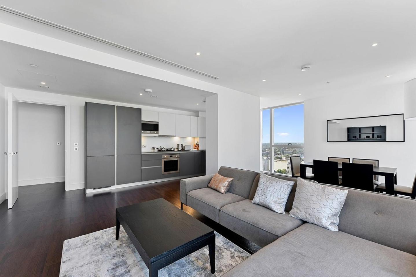 Large 2 Bed Apartment with High Rise view London Canary Wharf