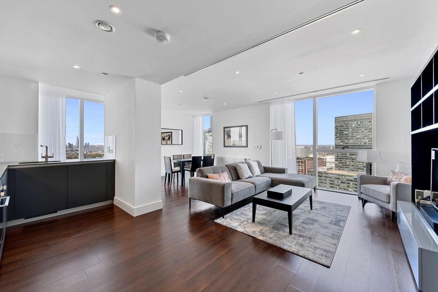 Large 2 Bed Apartment with High Rise view London Canary Wharf