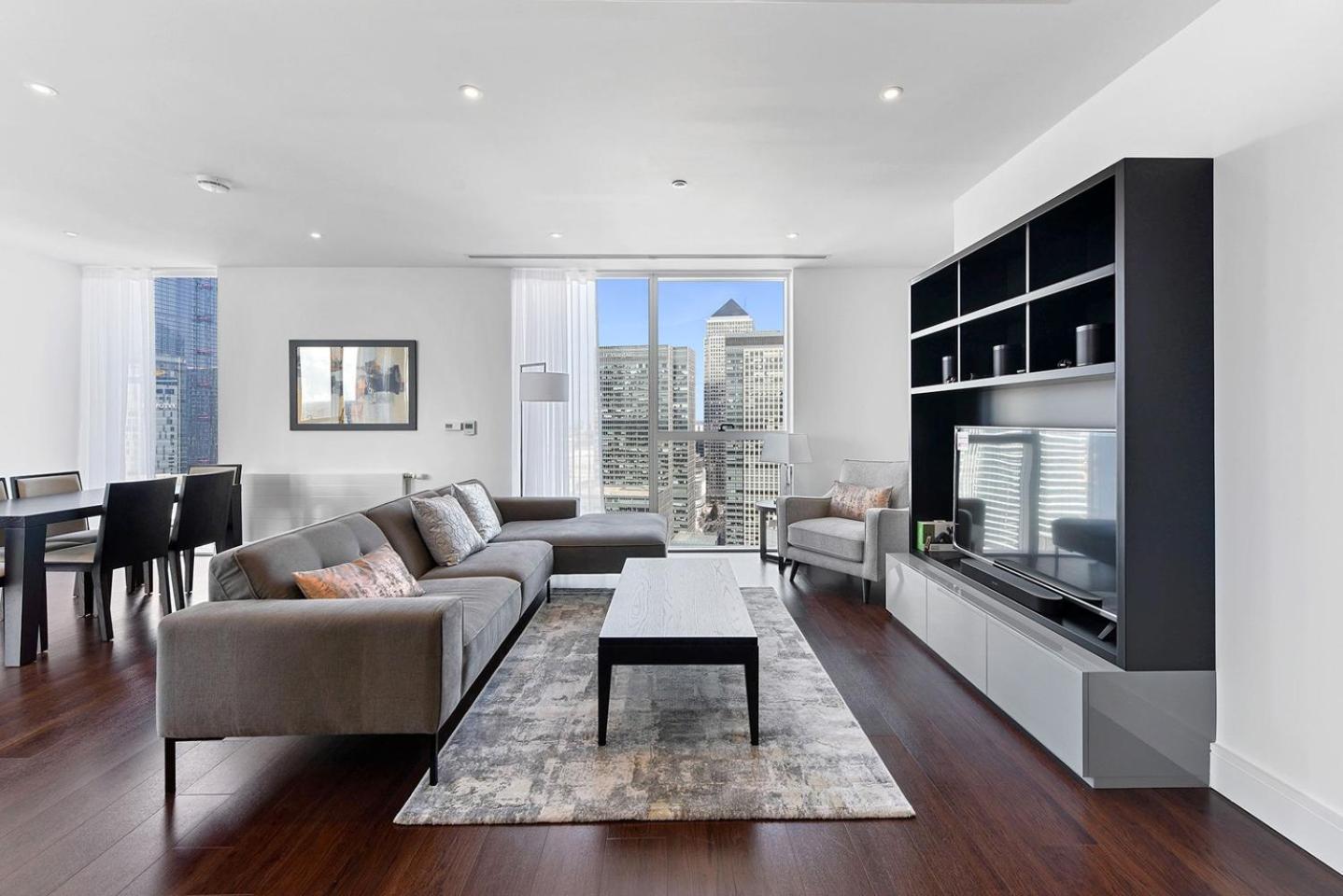 Large 2 Bed Apartment with High Rise view London Canary Wharf