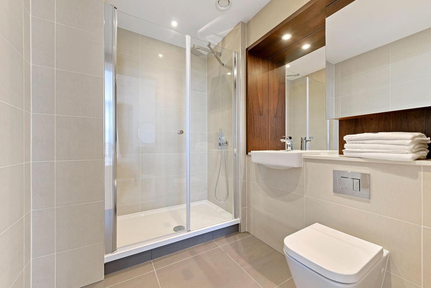 Large 2 Bed Apartment with High Rise view London Canary Wharf
