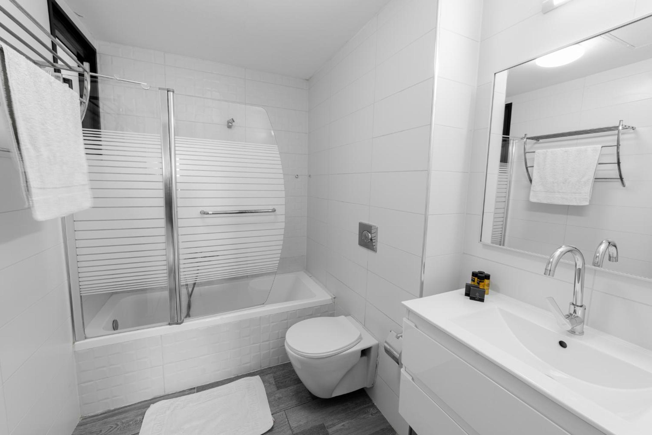 O&OGroup- Sea-side 4 BR Apt/Gym view 5