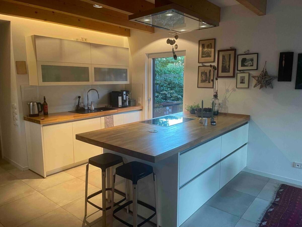Stilvolle Luxus-Villa im skandinavischen Stil mit Sauna, Garten und 2 Katzen