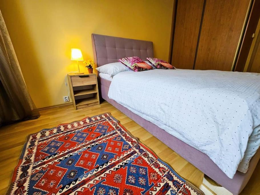 Best Place for Families and Couples, 10mins to Centre, Free parking, Quiet location, New Furniture, Balcony