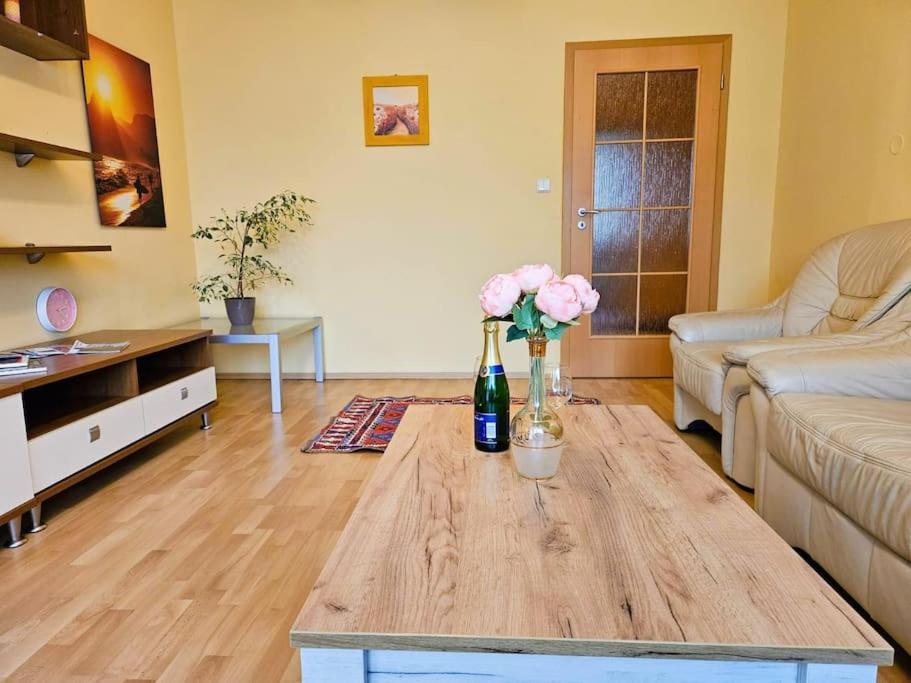 Best Place for Families and Couples, 10mins to Centre, Free parking, Quiet location, New Furniture, Balcony