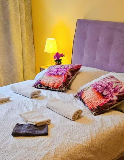 Best Place for Families and Couples, 10mins to Centre, Free parking, Quiet location, New Furniture, Balcony