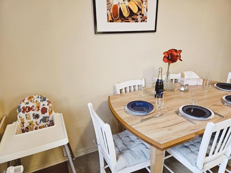 Best Place for Families and Couples, 10mins to Centre, Free parking, Quiet location, New Furniture, Balcony