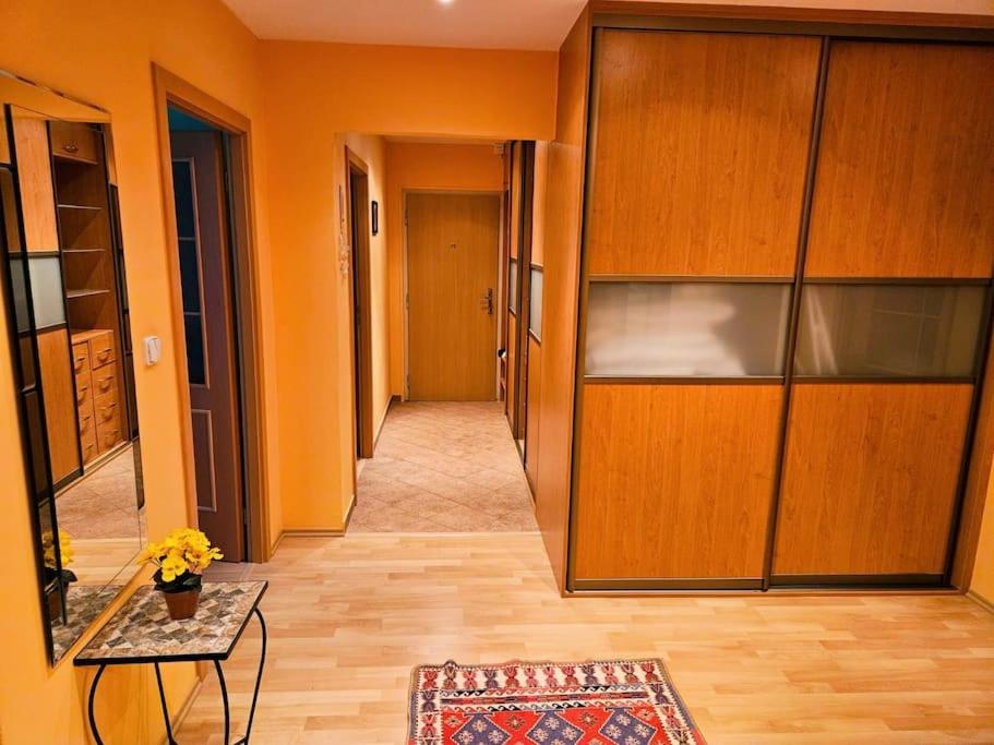 Best Place for Families and Couples, 10mins to Centre, Free parking, Quiet location, New Furniture, Balcony